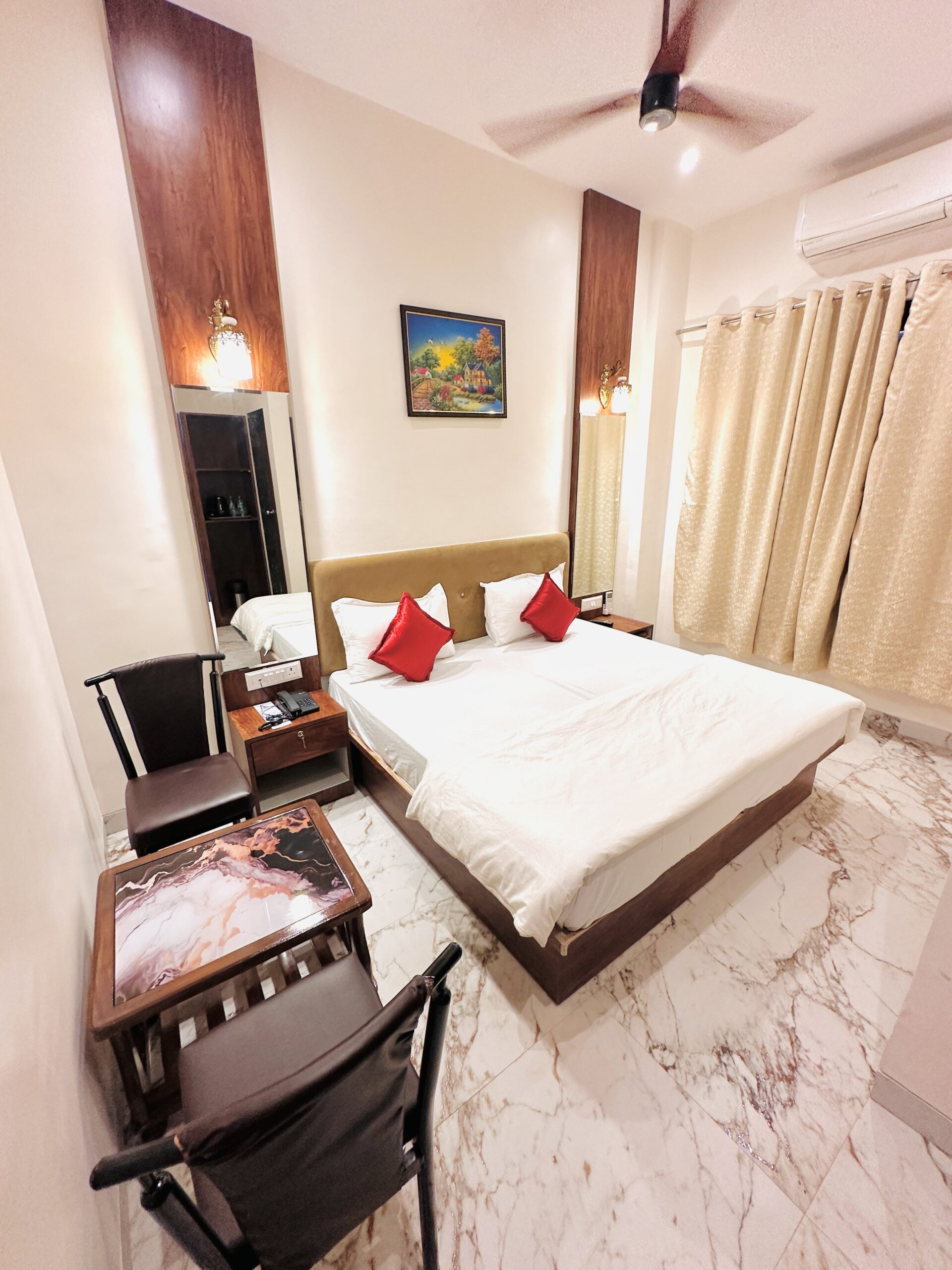 Deluxe_Double_Room-Hotel_The_Ceremony_Kalyan